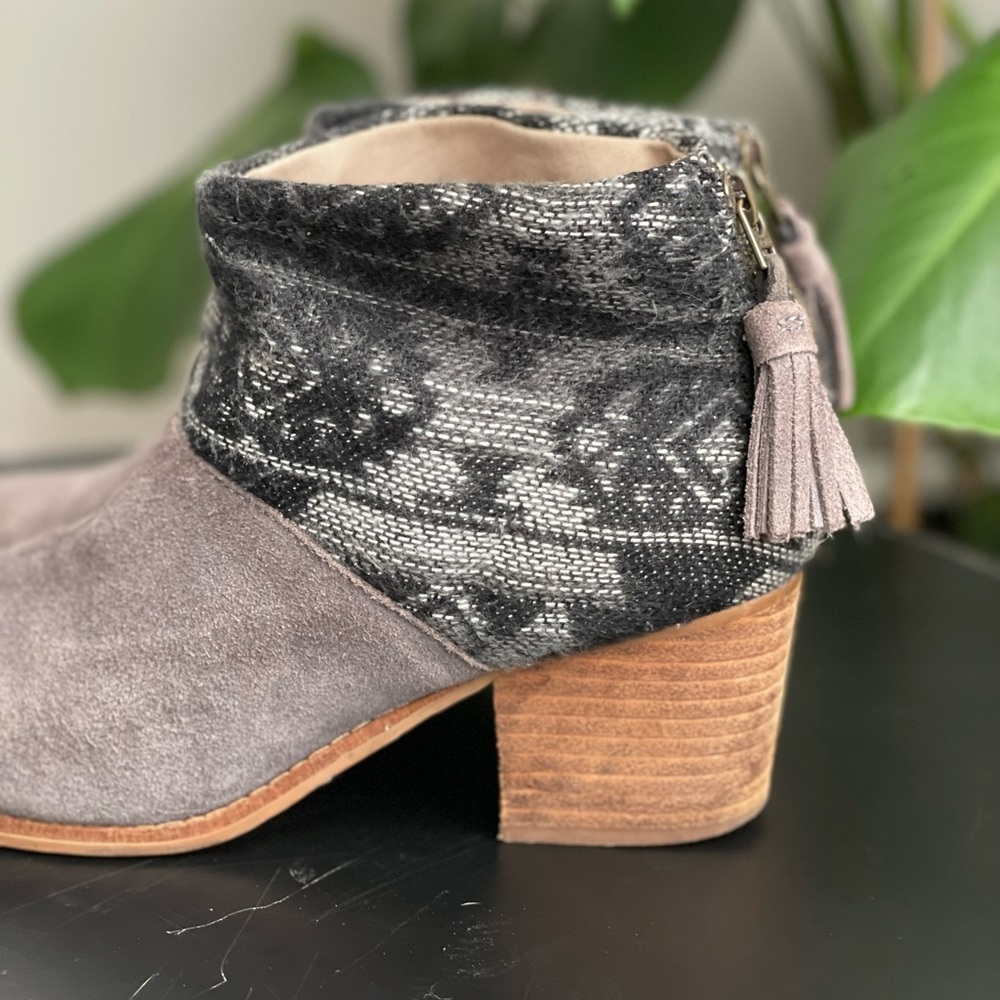 Toms Leila Aztec Print Gray Suede Heel Ankle Booties Sz 8 - Picture 5 of 8